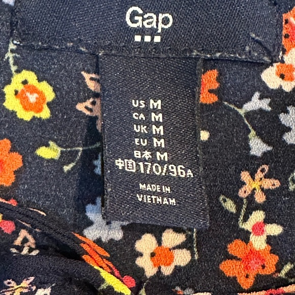 Gap Navy blue floral print blouse. Cap sleeve size M - Picture 3 of 7